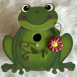 NWOT Frog Birdhouse Green with Red Flower Wood Hanging